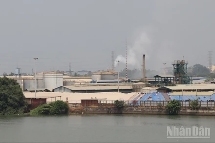 Khu công nghiệp Biên Hòa 1 nằm sát sông Đồng Nai nguy cơ gây ô nhiễm môi trường rất lớn.