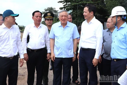 Đồng chí Nguyễn Hòa Bình, Ủy viên Bộ Chính trị, Phó Thủ tướng Thường trực Chính phủ, Trưởng Ban Chỉ đạo 751, cùng Đoàn công tác kiểm tra để tháo gỡ các dự án vướng mắc, tồn đọng kéo dài tại tỉnh Đồng Nai. 