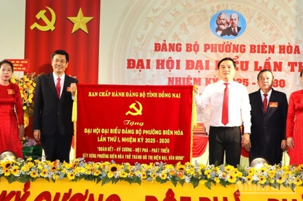 Đồng chí Hồ Văn Nam trao bức trướng của Ban Chấp hành Đảng bộ tỉnh Đồng Nai tặng đại hội.