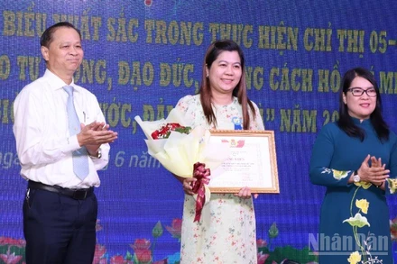 Lãnh đạo Tỉnh ủy Đồng Nai và Liên đoàn Lao động tỉnh tuyên dương cá nhân tiêu biểu.