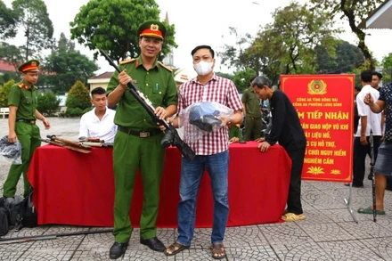 Công an tỉnh Đồng Nai triển khai mô hình “Đổi vũ khí, vật liệu nổ, công cụ hỗ trợ và pháo lấy phiếu khám, chữa bệnh, tặng nón bảo hiểm” tại Công an phường Long Bình.