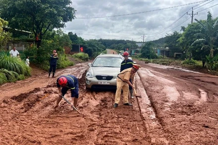 Lực lượng chức năng tỉnh Đồng Nai dọn dẹp bùn trên Quốc lộ 14C.