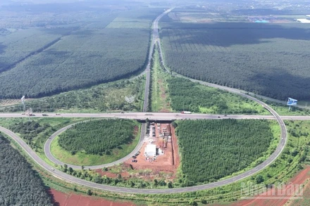 Nút giao cao tốc Thành phố Hồ Chí Minh-Long Thành-Dầu Giây nối với cao tốc Dầu Giây-Tân Phú.