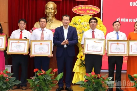 Đồng chí Vũ Hồng Văn, Bí thư Tỉnh ủy, Trưởng Đoàn đại biểu Quốc hội tỉnh Đồng Nai trao khen thưởng cho đại diện các tập thể có thành tích xuất sắc.