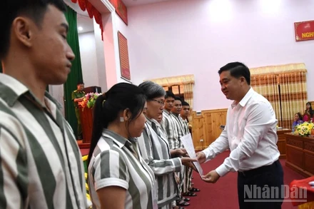 Phó Chủ tịch Ủy ban nhân dân tỉnh Đồng Nai Hồ Văn Hà trao giấy chứng nhận đặc xá cho phạm nhân tại Trại giam Xuân Lộc.