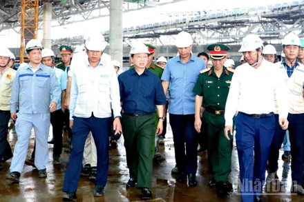 Phó Thủ tướng Trần Hồng Hà và đoàn công tác kiểm tra tiến độ thi công nhà ga hành khách sân bay Long Thành.