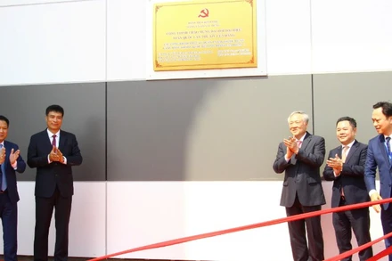 Phó Thủ tướng Thường trực Chính phủ Nguyễn Hòa Bình cùng các đại biểu chúc mừng Lễ gắn biển công trình chào mừng Đại hội đại biểu toàn quốc lần thứ XIV của Đảng tại dự án thành phần 2.