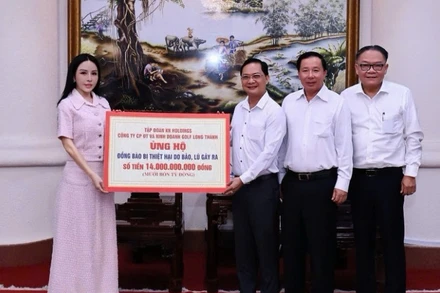 Đại diện Công ty cổ phần Đầu tư và kinh doanh Golf Long Thành và Tập đoàn KN Holdings trao bảng tượng trưng số tiền ủng hộ.