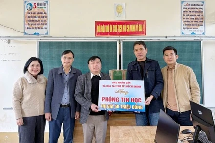 Đại diện Báo Nhân Dân tại Nghệ An trao tặng dàn máy tính cho trường Trường Tiểu học Thạch Giám 2, xã Tương Dương.