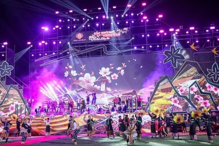 Chương trình nghệ thuật mang đậm bản sắc văn hóa của đồng bào các dân tộc.