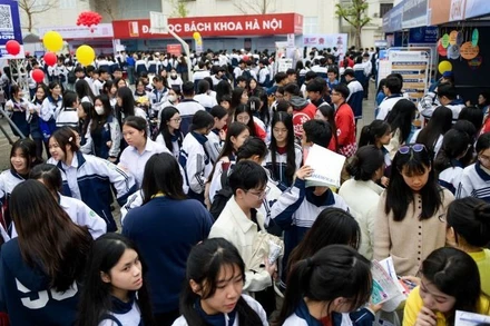 Hàng nghìn học sinh đội mưa đến tham gia chương trình trong sáng 17/1.