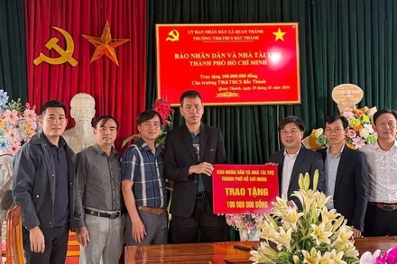 Đại diện Báo Nhân Dân tại Nghệ An trao tặng 100 triệu đồng cho Trường tiểu học và trung học cơ sở Bắc Thành.