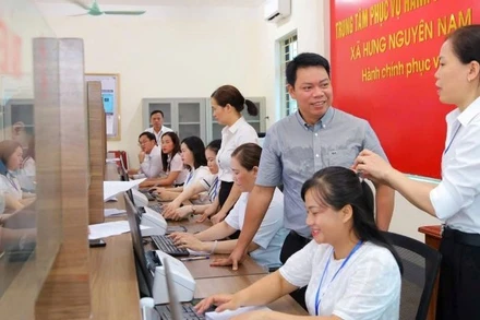 Cán bộ, công chức xã Hưng Nguyên Nam tiếp nhận thủ tục hành chính cho người dân tại Trung tâm phục vụ hành chính công.