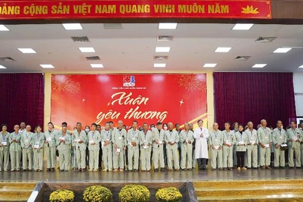 Lãnh đạo bệnh viện trao quà, hỗ trợ tới các bệnh nhân có hoàn cảnh khó khăn đang điều trị tại bệnh viện.