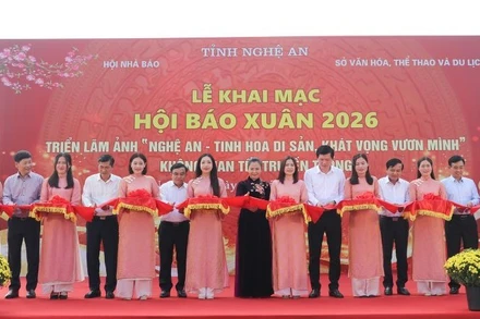 Các đại biểu cắt băng khai mạc Hội Báo Xuân Bính Ngọ 2026.