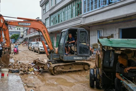 Công tác dọn dẹp vệ sinh sau mưa lũ ở thôn Hoàng Hoa, thị trấn Thạch Giác, huyện Phật Cương, thành phố Thanh Viễn, tỉnh Quảng Đông, Trung Quốc. (Ảnh: Tân Hoa xã)