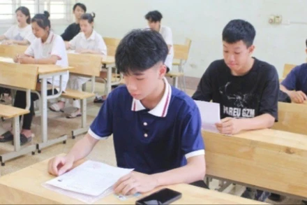 Thí sinh Trường THPT Lương Ngọc Quyến, thành phố Thái Nguyên làm thủ tục thi và học quy chế thi.