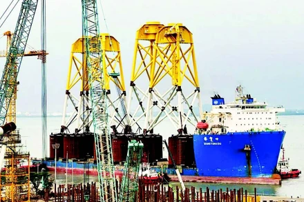 Sản xuất chân đế điện gió ngoài khơi tại cảng PTSC Vũng Tàu. (Ảnh HOÀNG ANH)