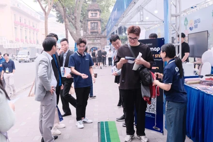 Người dân tham quan, trải nghiệm các sản phẩm công nghệ tại Techfest 2025, qua đó lan tỏa tinh thần khởi nghiệp sáng tạo.