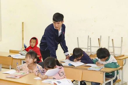 Trẻ em Si La bản Nậm Sin (xã Mường Nhé, tỉnh Điện Biên) được đến trường học đầy đủ. (Ảnh VŨ LỢI)