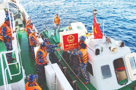 Lực lượng hải quân phối hợp vận chuyển hòm phiếu và tài liệu ra các điểm đảo.