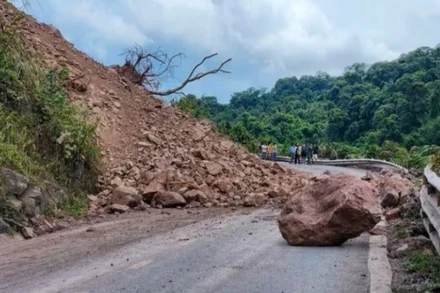 Hiện trường vụ sạt lở đất trên Quốc lộ 15D.