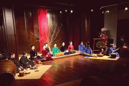 Nghệ sĩ Đông Kinh Cổ Nhạc biểu diễn trong không gian mộc mạc, không thiết bị khuếch đại âm thanh. (Ảnh: ĐÔNG KINH CỔ NHẠC)