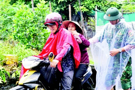 Bà Ngô Thị Tý sống tại phường Nam Nha Trang (Khánh Hòa) được sơ tán đến nơi tránh trú bão. (Ảnh VŨ TÂN)