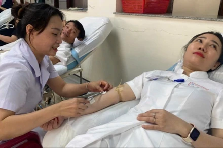 Y bác sĩ hiến máu trong bối cảnh lượng máu dự trữ tại trung tâm huyết học- truyền máu bị thiếu hụt.