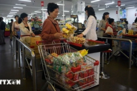 Người dân mua hàng hóa trong siêu thị tại Bình Nhưỡng, Triều Tiên. (Ảnh: AFP/TTXVN)