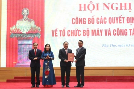 Đồng chí Đặng Xuân Phong, Bí thư Tỉnh ủy Phú Thọ trao quyết định thành lập Đảng bộ các cơ quan Đảng tỉnh Phú Thọ.