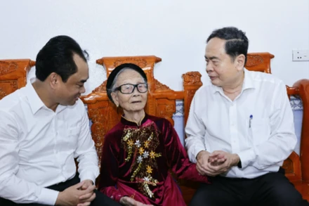 Chủ tịch Quốc hội Trần Thanh Mẫn thăm và tặng quà Mẹ Tạ Thị Trần. (Ảnh: TTXVN)