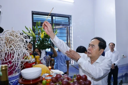 Chủ tịch Quốc hội Trần Thanh Mẫn dâng hương tưởng nhớ các liệt sĩ là chồng và con của Mẹ Việt Nam Anh hùng Tạ Thị Trần. (Ảnh: Doãn Tấn/TTXVN)