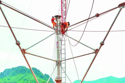 Công nhân Tập đoàn Điện lực Việt Nam thi công dự án đường dây 500 kV Lào Cai-Vĩnh Yên. (Ảnh: LÊ CHI)