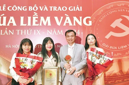 Nhà báo Lâm Quang Huy (thứ hai từ phải sang) cùng đồng nghiệp Báo Nhân Dân nhận Giải A Giải Báo chí toàn quốc về xây dựng Đảng (Giải Búa liềm vàng) năm 2024.