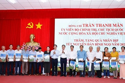 Chủ tịch Quốc hội Trần Thanh Mẫn tặng quà cho các gia đình chính sách trên địa bàn phường Bình Thủy, thành phố Cần Thơ. (Ảnh: TTXVN)