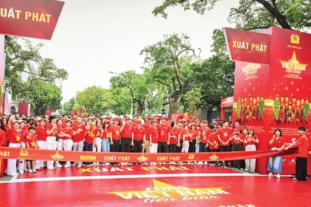 Chương trình “Cùng Việt Nam tiến bước” do Báo Nhân Dân và Bộ Công an phối hợp tổ chức được kỳ vọng sẽ huy động sức mạnh tập thể của hàng triệu người dân trên khắp mọi miền Tổ quốc cùng tham gia đi bộ, ghi dấu 1 tỷ bước chân vì sức khỏe, tinh thần đoàn kết và khát vọng vươn lên của một dân tộc đang chuyển mình mạnh mẽ trong kỷ nguyên mới. Ảnh: THÀNH ĐẠT