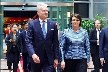 Tổng thống nước Cộng hòa Litva Gitanas Nauseda và Phu nhân tới Hà Nội, bắt đầu thăm chính thức Việt Nam. (Ảnh: TTXVN)