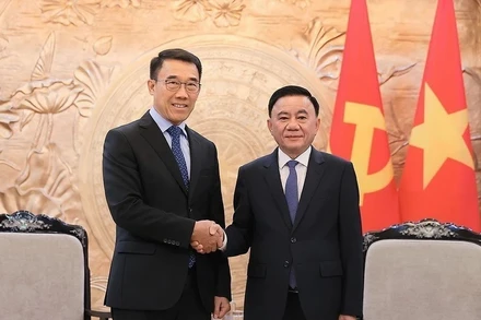 Thường trực Ban Bí thư Trần Cẩm Tú tiếp Quyền Trưởng Ban Đối ngoại Trung ương Đảng Nhân dân Cách mạng Lào Bounleua Phandanouvong. (Ảnh: AN ĐĂNG/TTXVN)