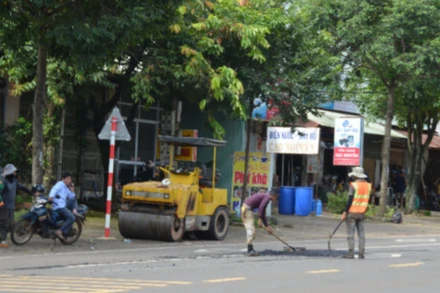 Dù mới làm xong nhưng tình trạng hỏng - vá diễn ra như một điệp khúc trên quốc lộ 19 đoạn qua xã Mang Yang, và Đắk Đoa tỉnh Gia Lai. 