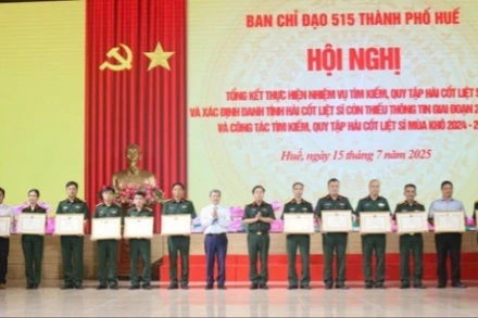 Ban Chỉ đạo 515 thành phố Huế trao Bằng khen tặng 15 cá nhân có thành tích xuất sắc trong thực hiện nhiệm vụ.