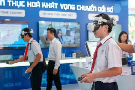 Học sinh trải nghiệm công nghệ thực tế ảo tại Triển lãm Đà Nẵng - Phát triển và Hội nhập.