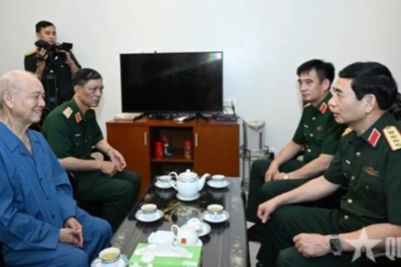Đại tướng Phan Văn Giang thăm hỏi sức khỏe Đại tướng Phạm Văn Trà. Ảnh: qdnd.vn