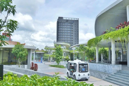 Xe tự hành do Công ty Phenikaa-X sản xuất chạy thử nghiệm tại Khu thương mại Hikari, phường Bình Dương, Thành phố Hồ Chí Minh. (Ảnh: ÁNH DƯƠNG)