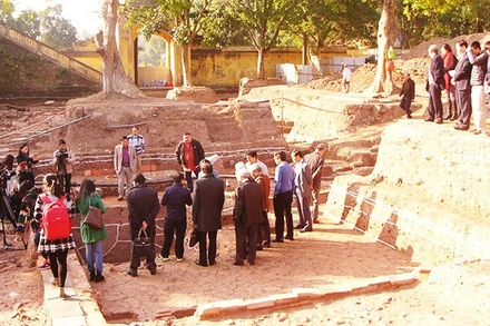 Các nhà khoa học tham quan vị trí khảo cổ tại Hoàng thành Thăng Long. Ảnh: HOÀNG HOA