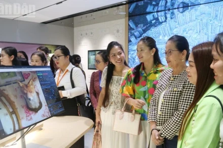 Tham quan phần mềm AI tại Trung tâm trí tuệ nhân tạo Ngũ Tượng, thành phố Nam Ninh, Quảng Tây, Trung Quốc.