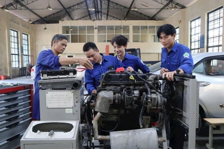 Các sinh viên Lào đang học tập tại Khoa Công nghệ kỹ thuật ô-tô, Trường đại học Sư phạm kỹ thuật Vinh.