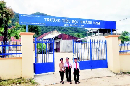 Học sinh tại A Xây đã có trường lớp kiên cố, khang trang.