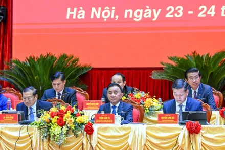 Đồng chí Trần Cẩm Tú, Ủy viên Bộ Chính trị, Thường trực Ban Bí thư, Bí thư Đảng ủy các cơ quan Đảng Trung ương cùng các đồng chí Đoàn Chủ tịch điều hành Đại hội. (Ảnh DUY LINH)