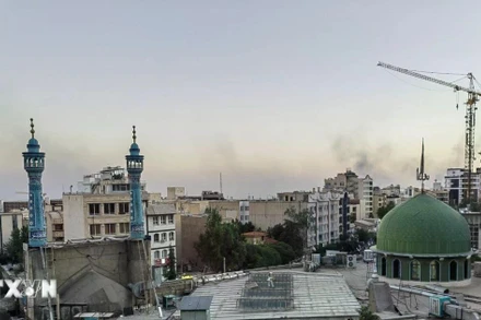 Khói bốc lên sau cuộc tấn công của Israel tại Tehran, Iran, ngày 17/6/2025. (Ảnh: THX/TTXVN)